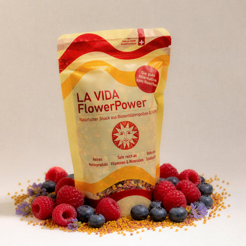 LA VIDA FlowerPower vitaminreicher Snack aus Bienen-Blütenpollen, Trockenfrüchten und Mandeln. Hergestellt in der Schweiz. 190g. Frontansicht mit Himbeeren, Blaubeeren und Blütenpollen.
