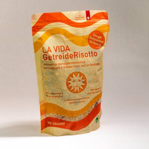 LA VIDA GetreideRisotto, proteinreiche und mikronährstoffreiche Risottomischung aus Süsslupine und Pseudogetreiden sowie Shiitake-Pilzen. Zur Herstellung von cremigen Risotti, Suppen oder als gesunde Beilage. 800g. Frontansicht.