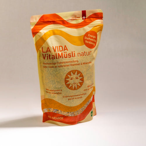 LA VIDA VitalMüsli, hochwertige, proteinreiche und mikronährstoffreiche Frühstückscerealien aus Süsslupine und Pseudogetreiden wie Quinoa, Amarant, Sonnenblumenkernen und Hirse. Hergestellt in der Schweiz. 600g. Frontansicht.