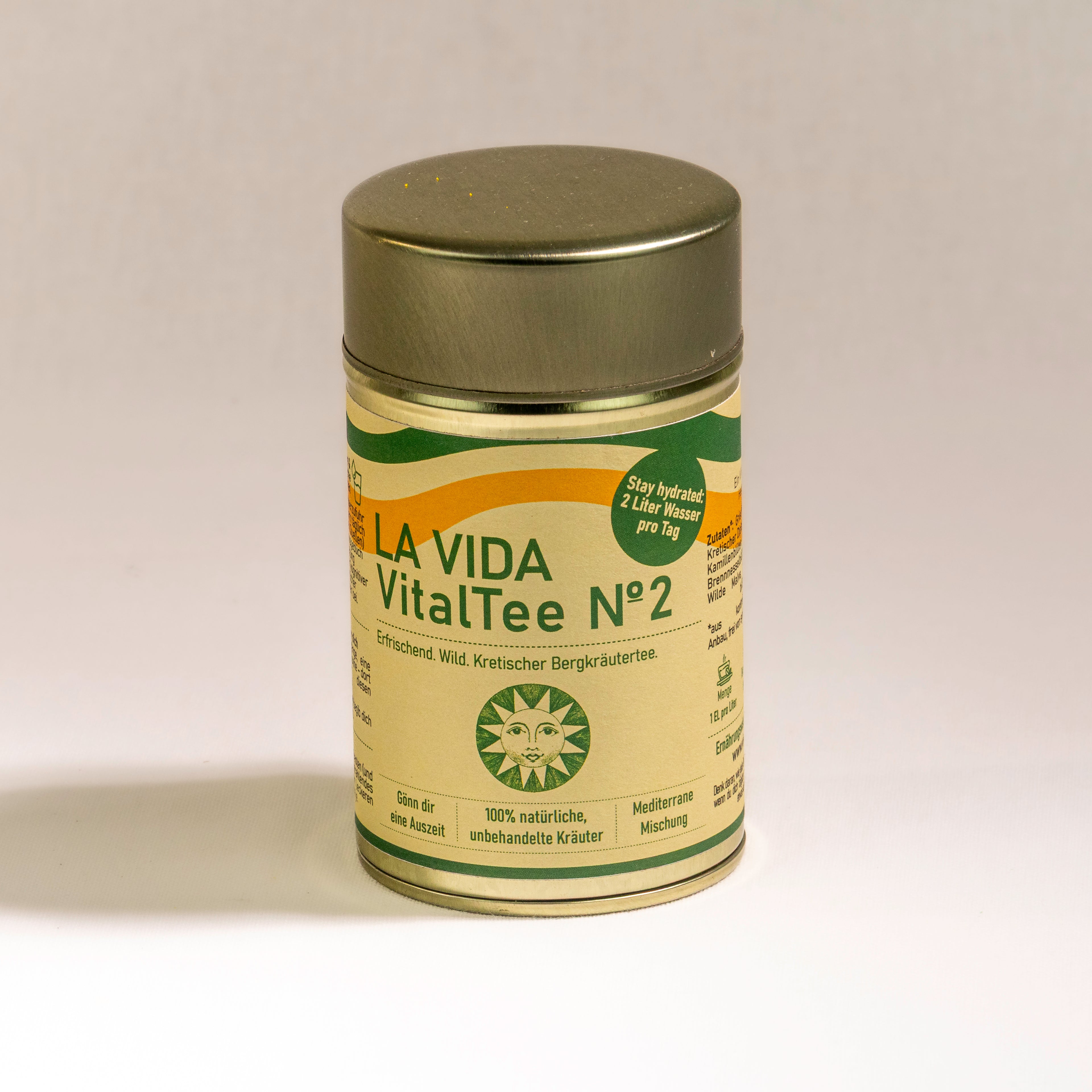 LA VIDA VitalTee No 2. Erfrischend wilde Kräutertee-Mischung aus wohlschmeckenden kretischen Bergkräutern wie Bergtee, Diptam und Minze zur täglichen Versorgung mit ausreichend Flüssigkeit. 45g in der goldenen Teedose. Frontansicht.