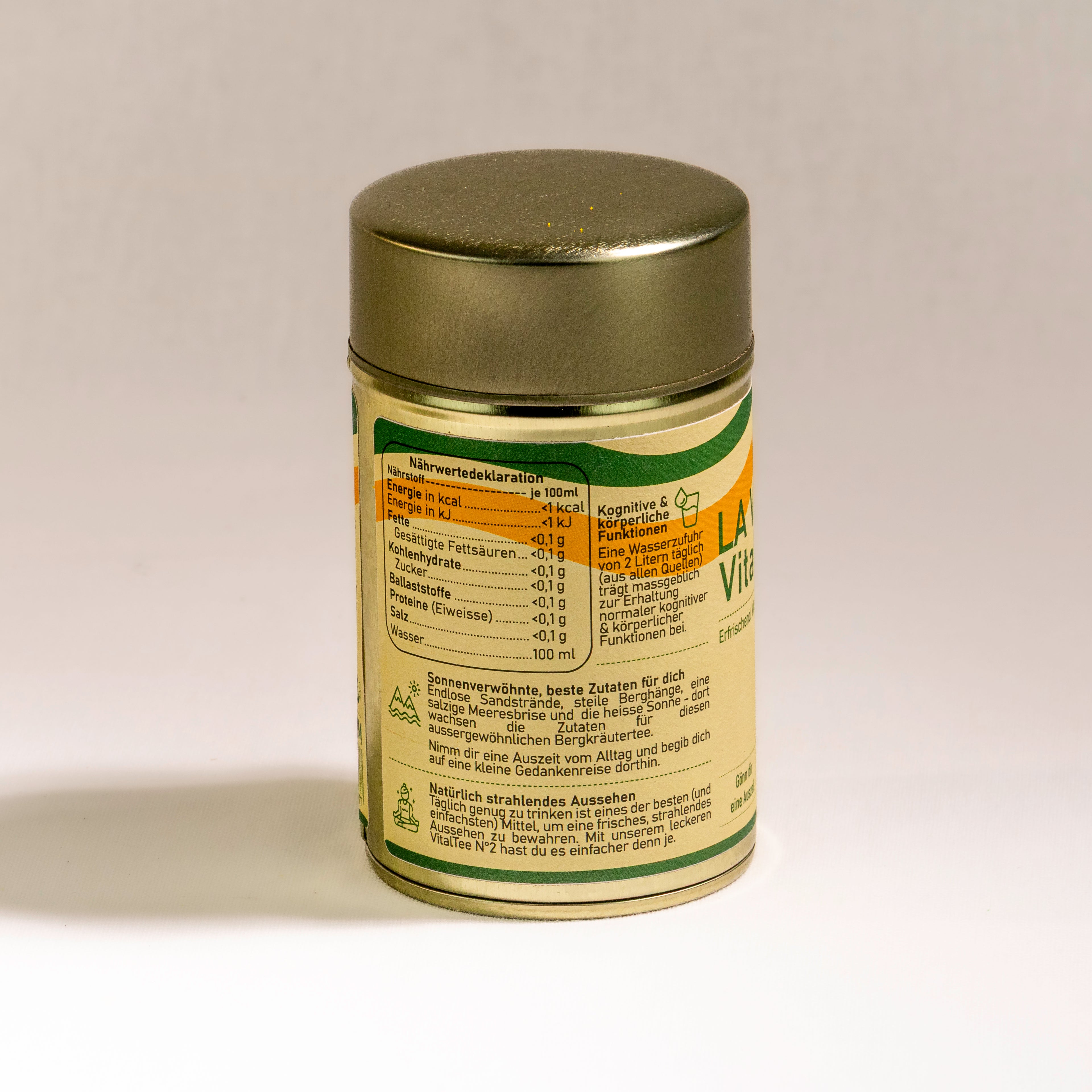 LA VIDA VitalTee No 2. Erfrischend wilde Kräutertee-Mischung aus wohlschmeckenden kretischen Bergkräutern wie Bergtee, Diptam und Minze zur täglichen Versorgung mit ausreichend Flüssigkeit. 45g in der goldenen Teedose. Seitenansicht 1.