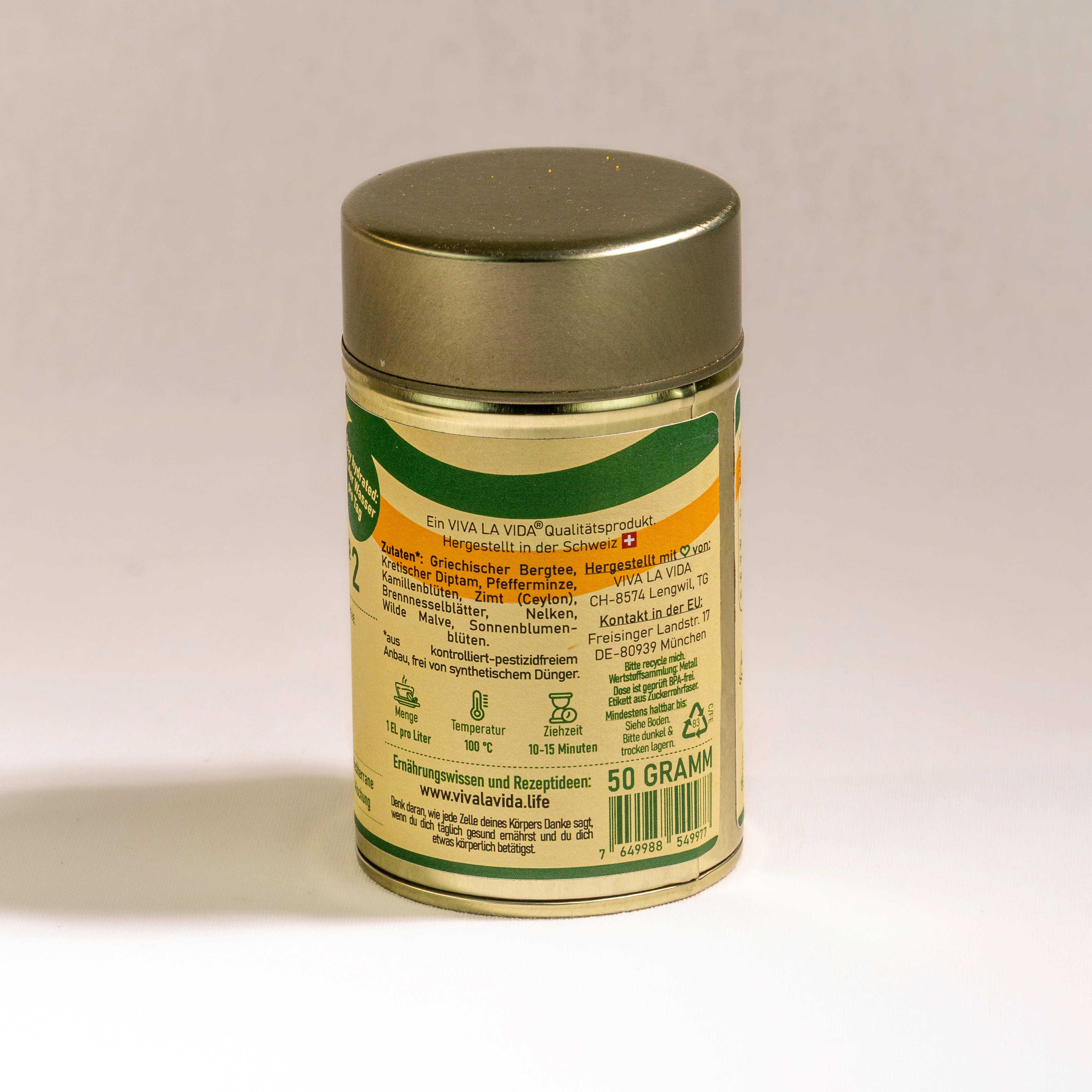 LA VIDA VitalTee No 2. Erfrischend wilde Kräutertee-Mischung aus wohlschmeckenden kretischen Bergkräutern wie Bergtee, Diptam und Minze zur täglichen Versorgung mit ausreichend Flüssigkeit. 45g in der goldenen Teedose. Seitenansicht 2.
