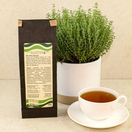 LA VIDA VitalTee Rückseite, mit Beispiel-Teetasse